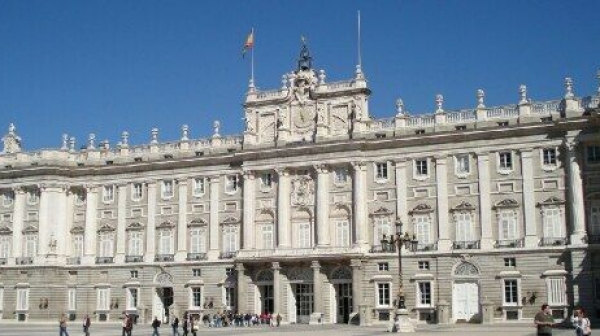 Испански премиер подаде оставка заради кражба на крем и фалшива диплома